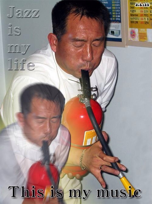 Saxophone guy has competition Meme subido por mrpurple327 ) Memedroid