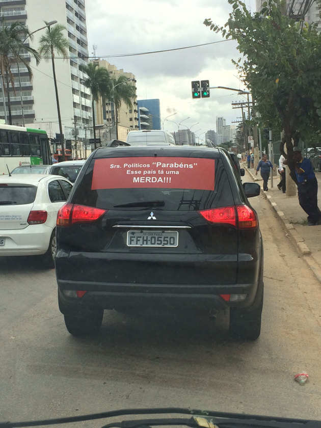 Só acho que o carro da frente acha que o país ta uma bosta - meme