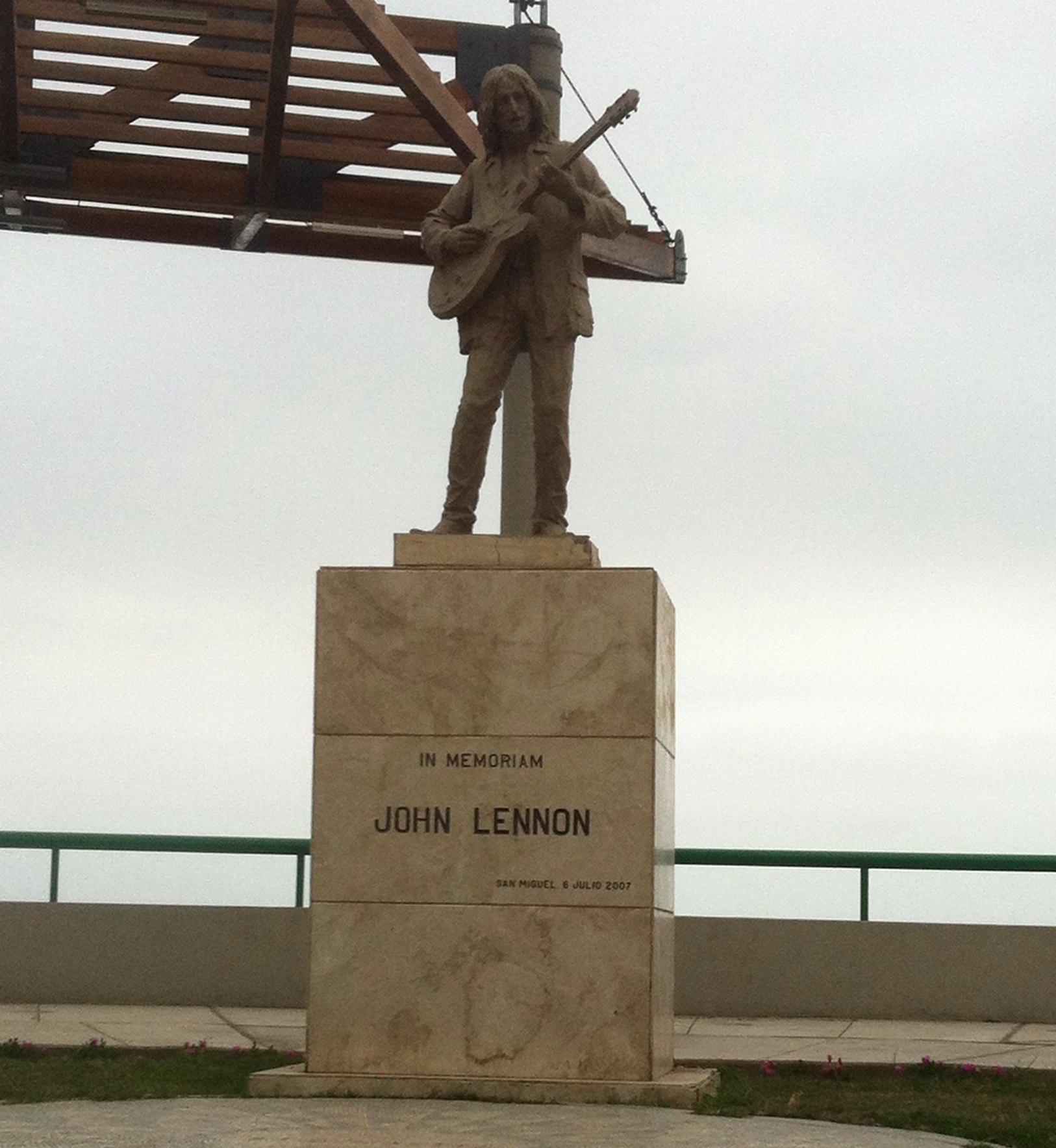 John Lennon (: Estatua en Perú - Lima - San Miguel - meme