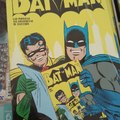 Batman leyendo batman :v