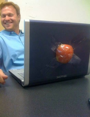 C'est pas un Apple, c'est un tomatoes, c'est une tomate... - meme
