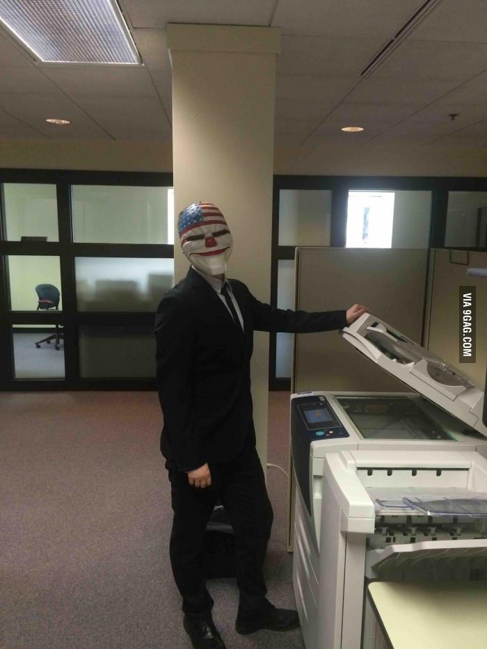 Lógica do payday: um cara de máscara em um banco normal - meme