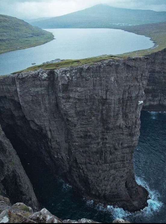 Un lago sobre un océano - meme