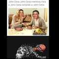 John cena Jonh Cena mientras mira a John Cena cenando John Cena