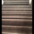 Escaleras alfombrada