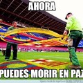 Como colocaban el escudo del Barça en el Camp Nou....