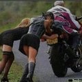 voilà à quoi servent des femmes derrière les motos >:(