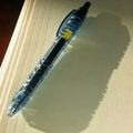 L'ombre d'un stylo fait avec des bouteiiles...