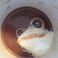 Ya une grenouille dans ton café ;-)