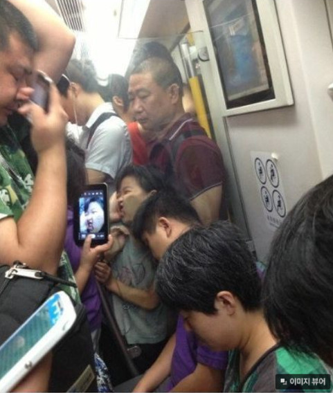Tipico dia en el metro en China -_- - meme