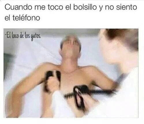 El titulo esta con su celular en la mano - meme