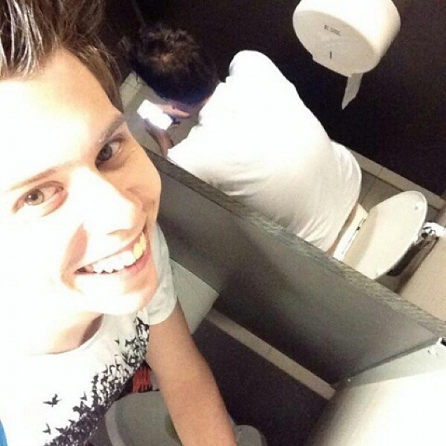 Típico selfie en un baño público con Mangel cagando xd - meme