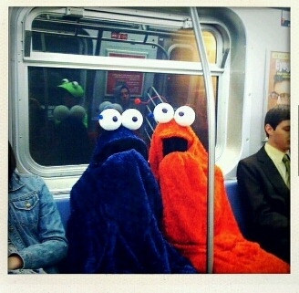 tipico vas en el metro y te encuentras con... - meme