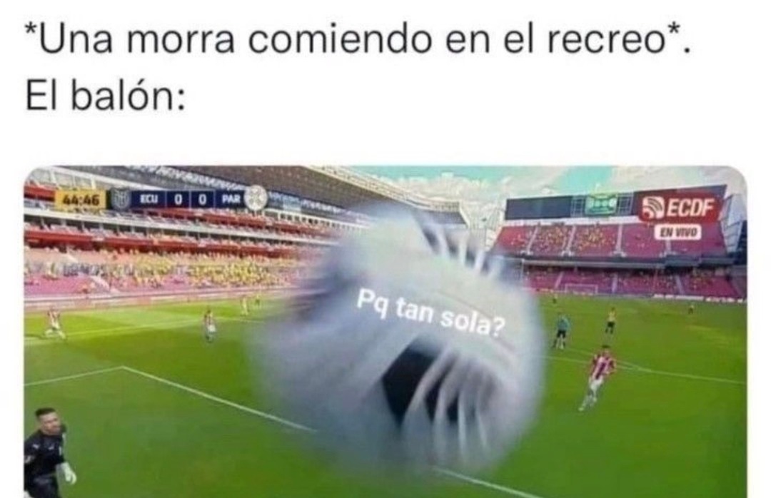 Una morra comiendo y el balón directo al cráneo - meme