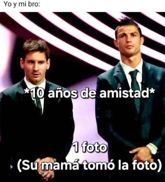 10 años de amistad y la mamá es la fotógrafa oficial - meme