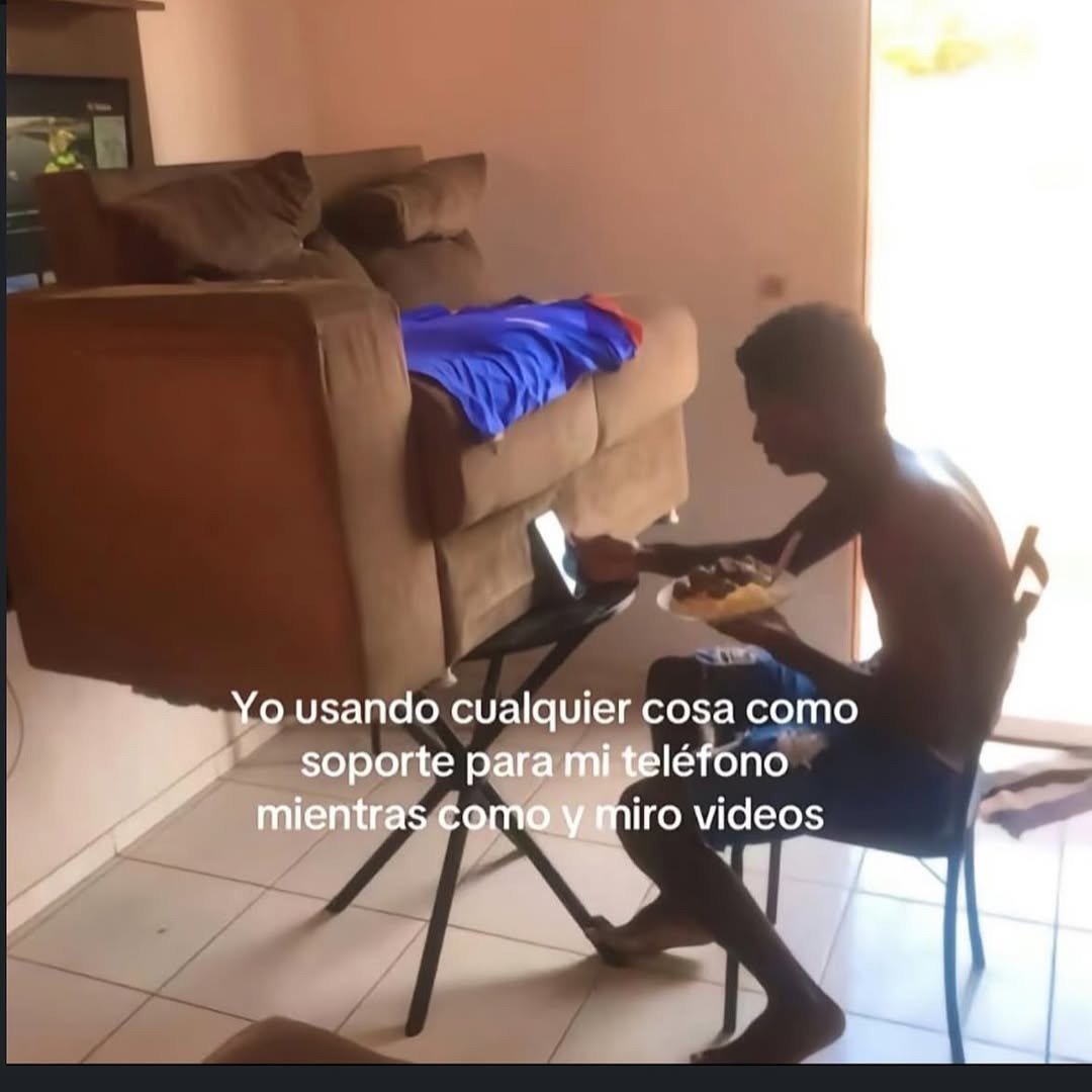 Yo armando ingeniería con objetos pa ver vídeos mientras como - meme