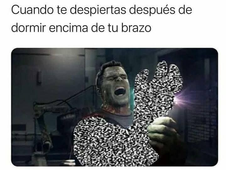 Cuando despiertas y tu brazo decide que ya no te reconoce - meme