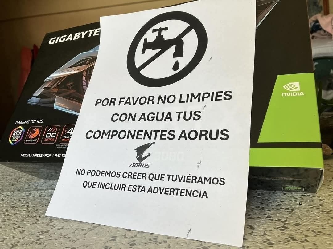NVIDIA rogando que no limpies tu PC gamer con agua... y tú pensándolo - meme