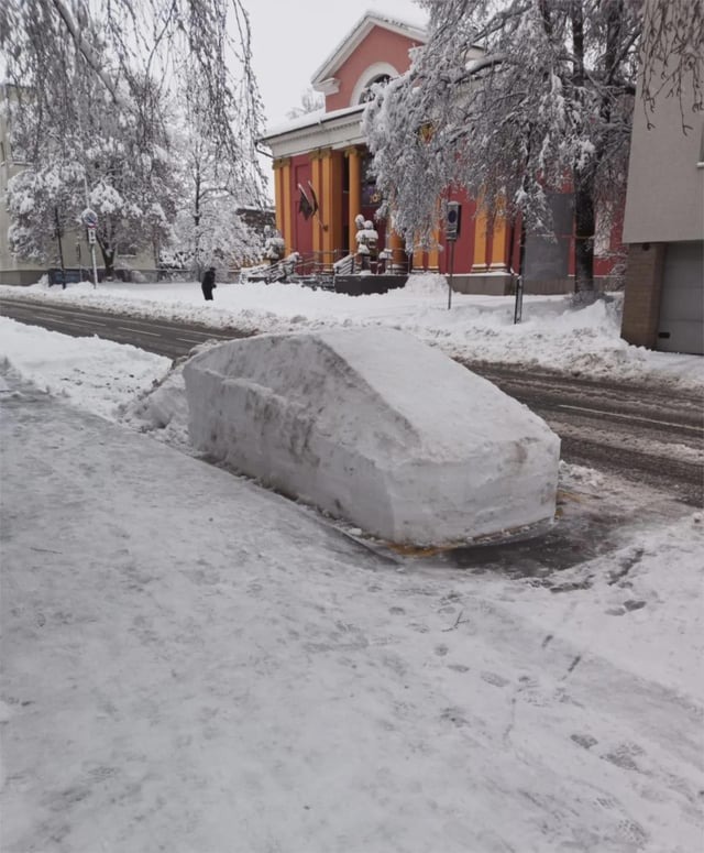 SnowCybertruck - meme