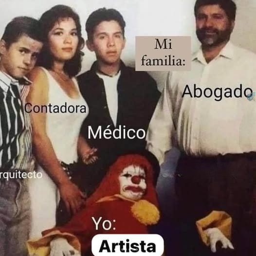 Mi familia llena de títulos y yo dibujando dragones - meme