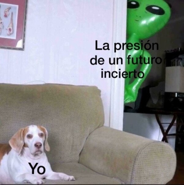 yo, aplastado por el peso del futuro que ni entiendo - meme