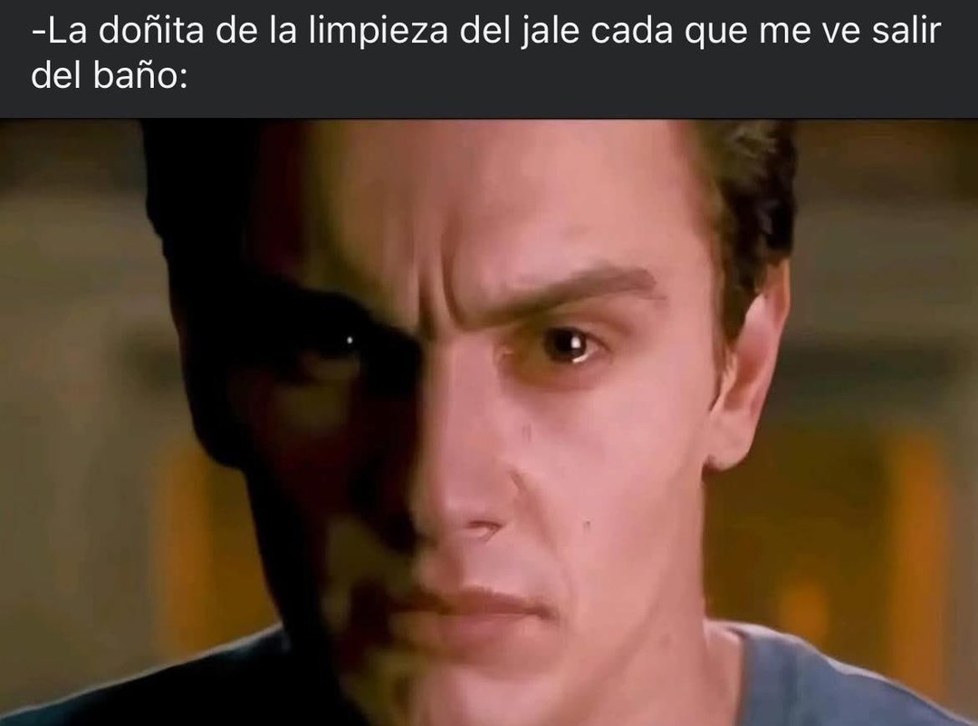 La señora del aseo viéndome salir del baño como si hubiera invocado al diablo - meme