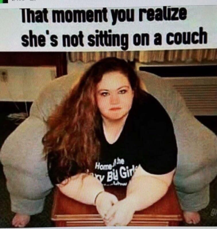 Aquele momento q vc percebe que ela nao esta sentada em um sofa - meme