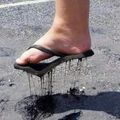Derreteu o chinelo no asfalto