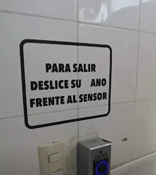 El baño de las oficinas de memedroid: