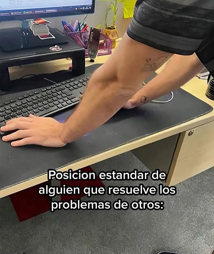 Postura oficial del que arregla todo mientras los demás miran - meme