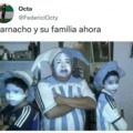 Argentina gana el mundial y la madre se preocupa por que los niños no restrieguen la cara por el sofá.