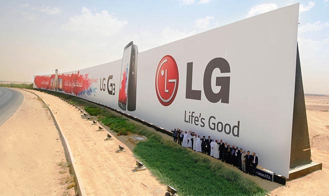 LG G3 billboard in Saudi Arabia sets a Guinness World Record!It is 240m wide and 12m high with an area of almost 3000 square meters!Unconfirmed info suggests that LG used 1800 tons of steel to make it! - meme