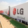 LG G3 billboard in Saudi Arabia sets a Guinness World Record!It is 240m wide and 12m high with an area of almost 3000 square meters!Unconfirmed info suggests that LG used 1800 tons of steel to make it!