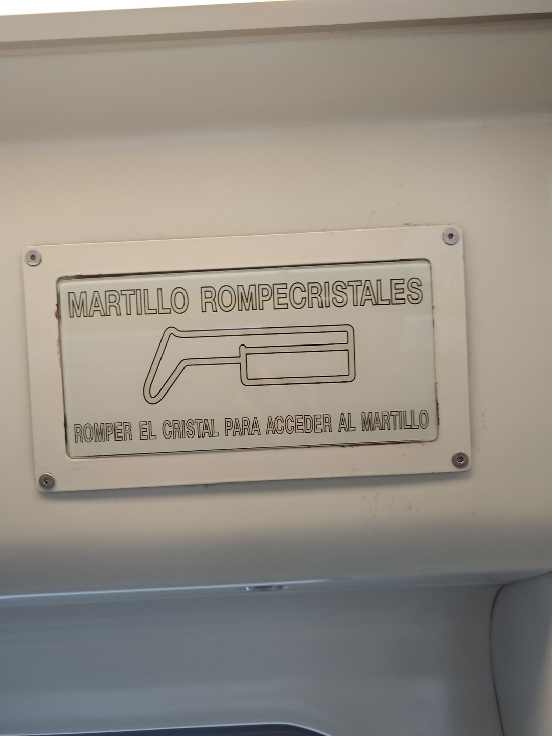 Martillo Rompecristales, Romper el cristal para acceder al Martillo Rompecristales - meme