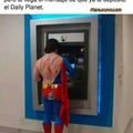 Superman recibiendo su salario