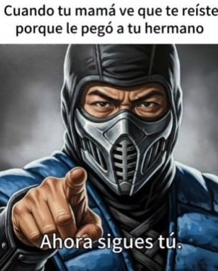 te ríes y tu mamá ya te tiene en la mira - meme
