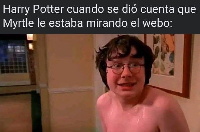 Harry cuando se dio cuenta que Myrtle le espiaba el pack - meme