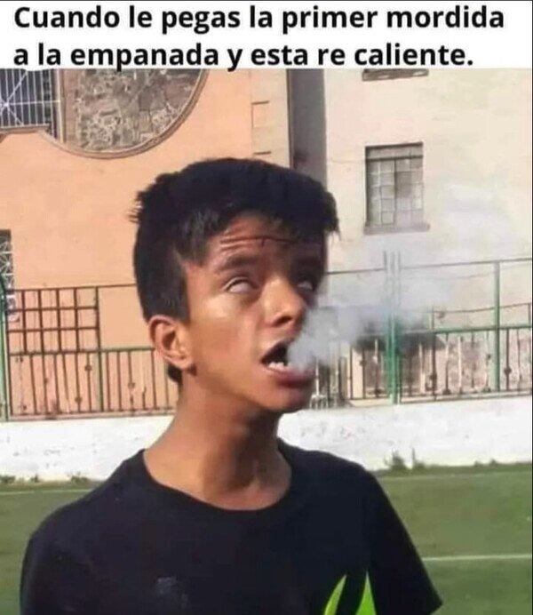 Por ansias por la empanada caliente - meme