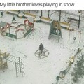 A mi hermanito le encanta jugar en la nieve...