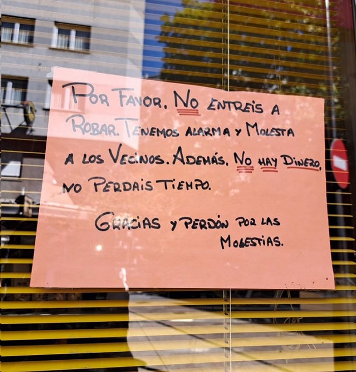Cuando el cartel lo hizo un duende con resaca pero tú igual entiendes todo - meme
