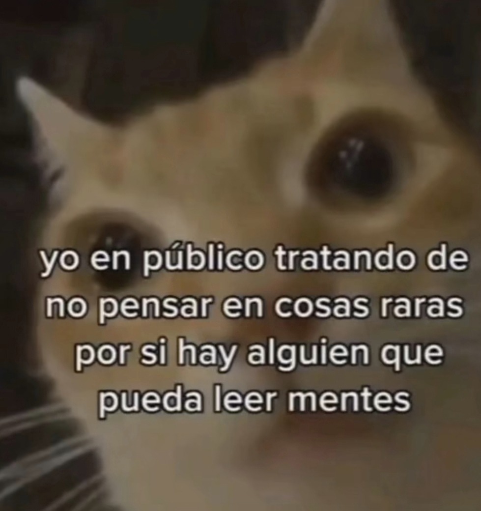 Yo en público pensando puras cosas turbias por si hay telépatas - meme