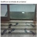 Graffiti en la entrada de un banco