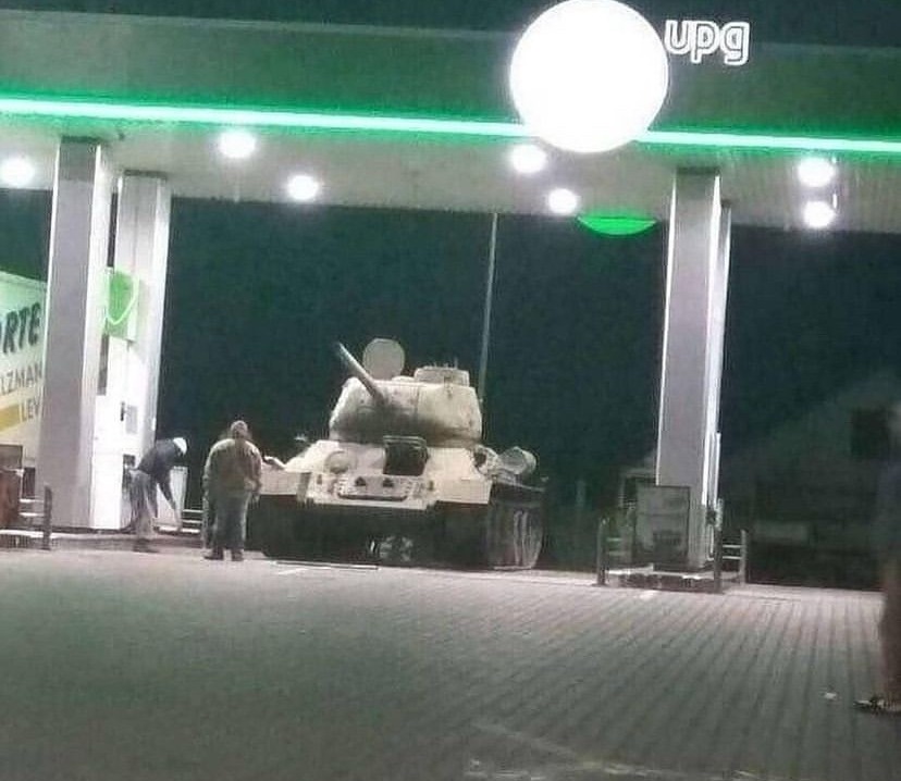 Cargando gasolina - meme