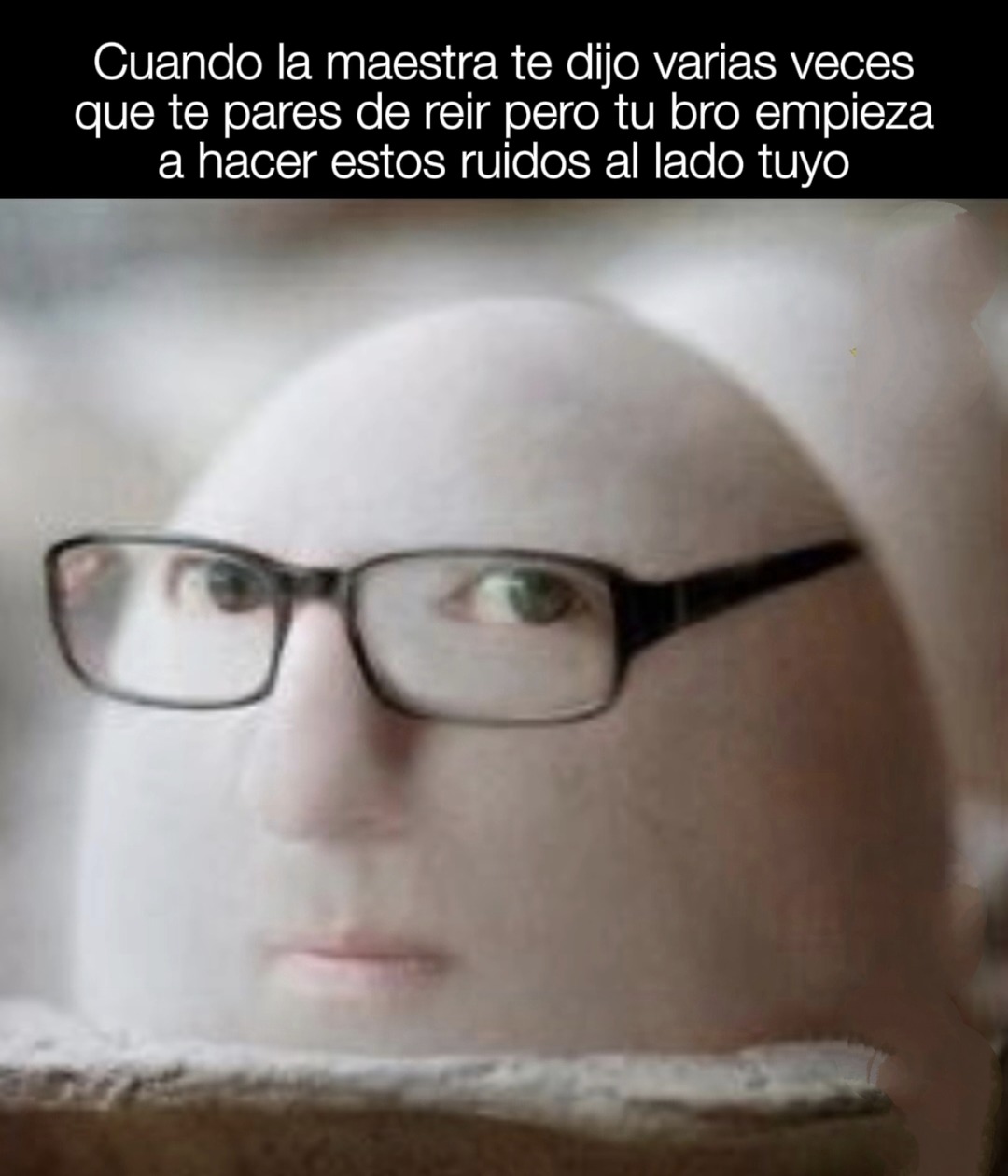 La profe ya me gritó 3 veces pero mi bro haciendo ruidos no ayuda - meme