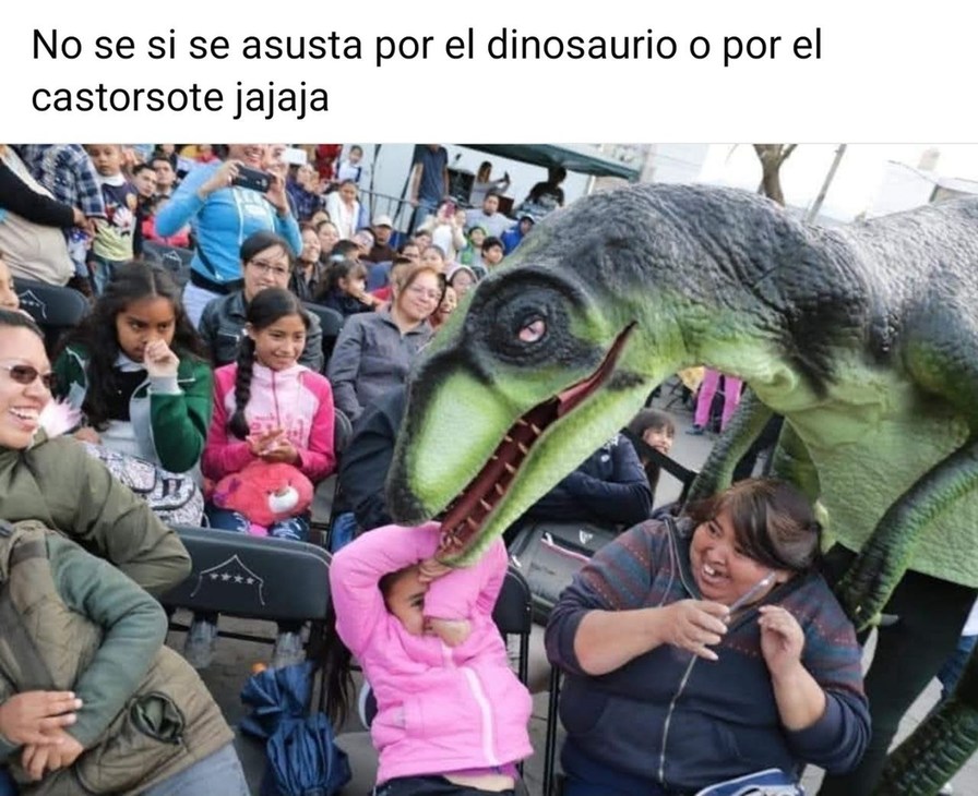 no sé si se asusta por el dinosaurio o por el castorsote - meme