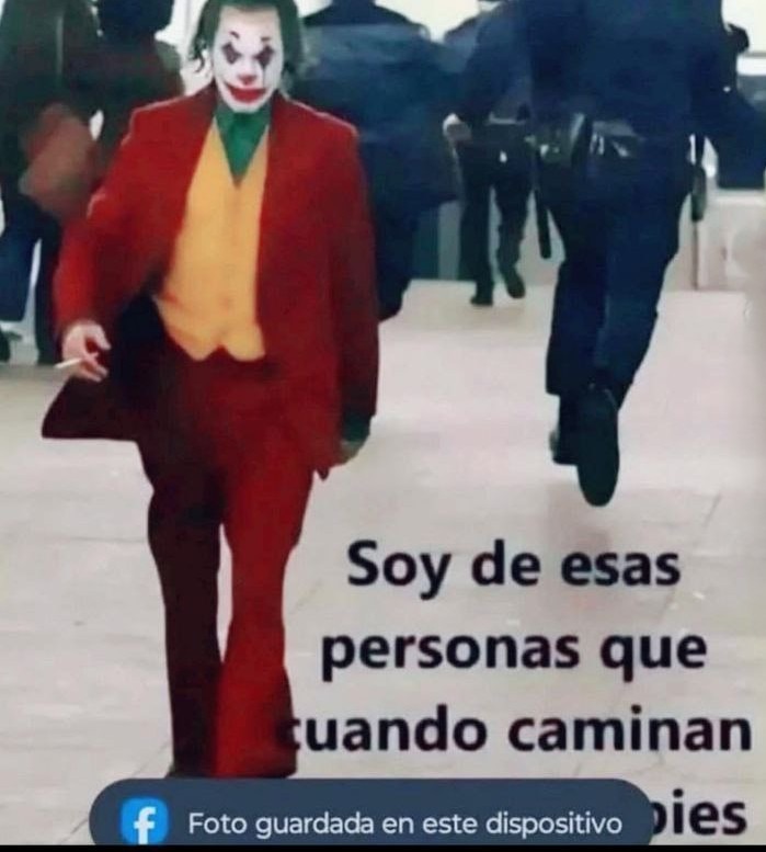 Cuando vas caminando y te ves los pies como si fueran meme