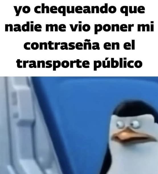 Yo chequeando que nadie me vio poner mi contraseña en el transporte público - meme