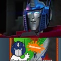 Cuando Optimus Prime ve su cara en la nueva serie de Transformers