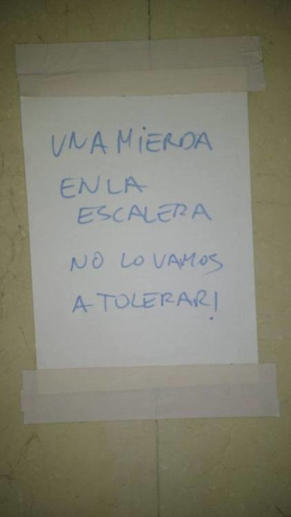 Una mier** en la escalera y nadie la va a mover, eh - meme