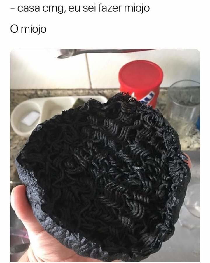 eu já consegui queimar o miojo kkkk - meme